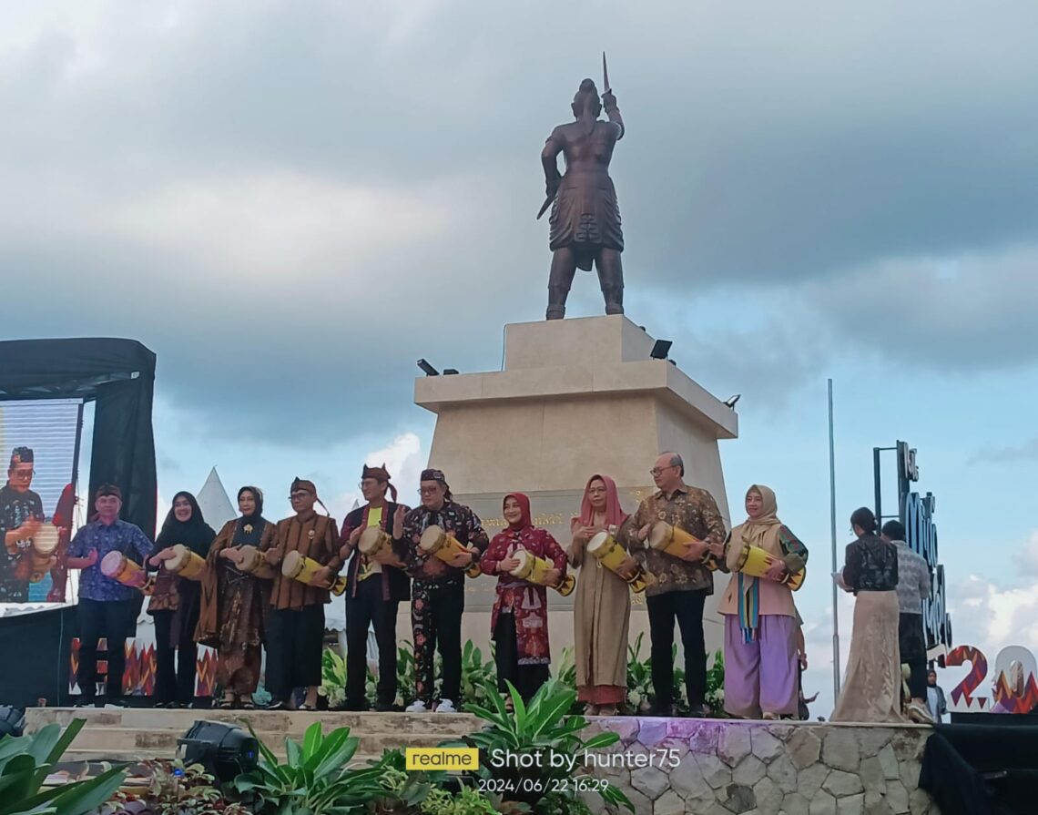 Menteri Pariwisata dan Ekonomi kreatif Sandiaga Uno bersama Pj Gubernur Jatim, Pj Bupati Tulungagung Ketua Dekranasda Jatim, Kadisbudpar Jatim memukul kendang reog saat membuka East Java' Fashion Harmony VI di pantai Midodaren