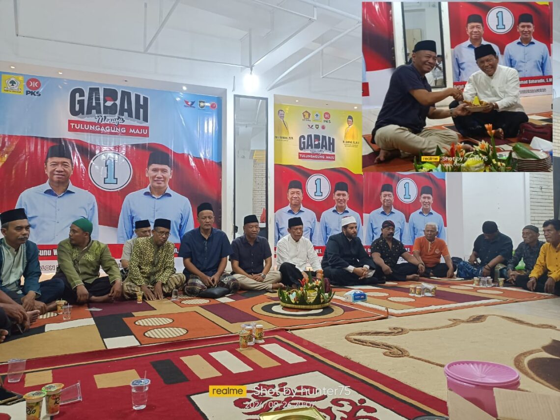 Doa bersama dan potong tumpeng tandai dibukanya Posko dan Sekretariat Pusat Tim Pemenangan GaBah (insert) Cabup Gatut Sunu saat memberikan potongan tumpeng kepada Ketua Tim Pemenangan GaBah