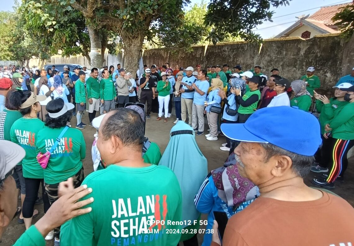 Pasangan GaBah saat terima aspirasi warga usai jalan sehat