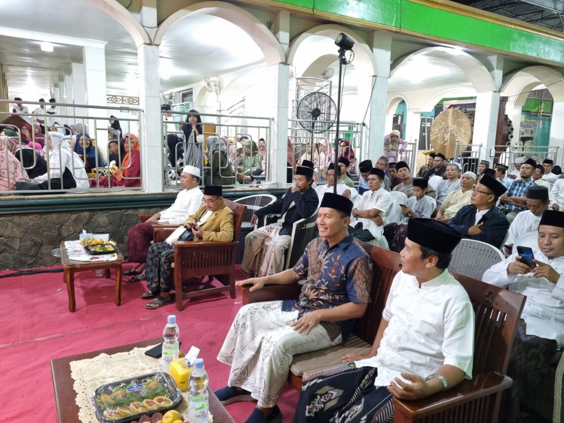 H Ahmad Baharudin (baju batik) saat menghadiri acara peringatan maulid Nabi SAW di masjid Baitur Rohman Desa Beji