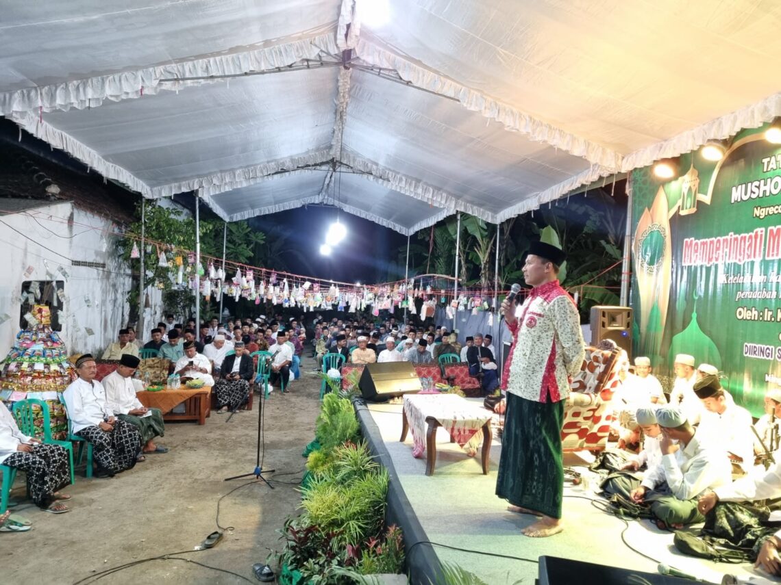 H Ahmad Baharudin saat memberikan sambutan pada acara peringatan maulid nabi Muhammad SAW di Musholla Darussalam Desa Sobontoro