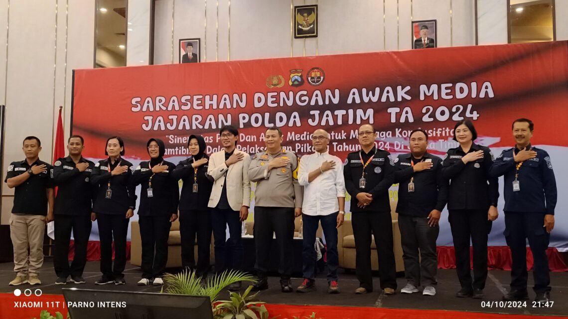 Kabid Humas Polda Jatim foto bersama dengan narasumber sarasehan dan para Kasi Humas Polres jajaran Rayon 5