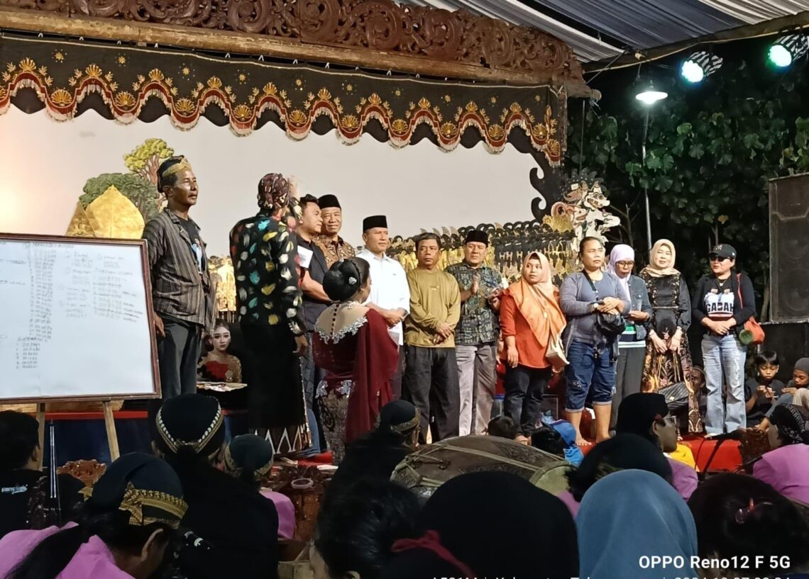 Paslon Bupati dan Wakil Bupati Tulungagung GaBah hadiri Pagelaran Wayang Kulit di Desa Junjung Kecamatan Sumbergempol