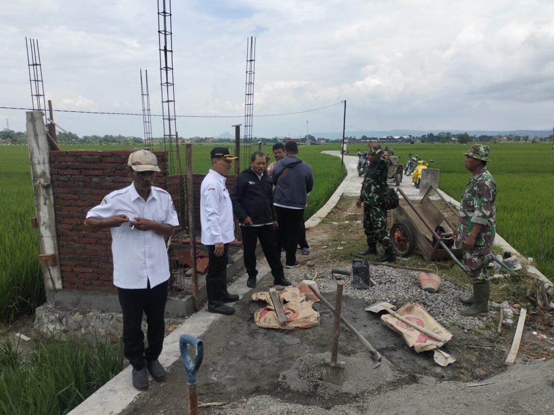 Kadispertan Tulungagung Suyanto saat meninjau lokasi pembangunan sumur bor di Desa Bulus